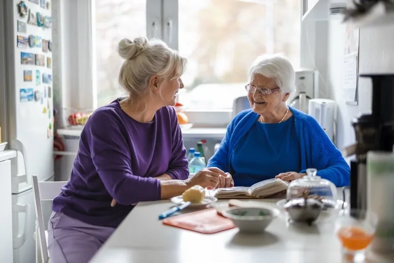 Tochter und Mutter zuhause